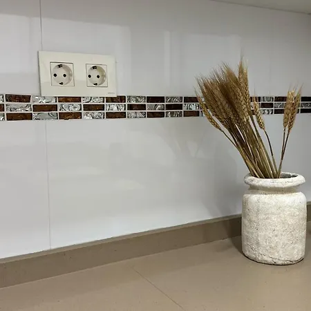 Проживание в семье Valencia, Netflix, 4 Mins Walk To The *