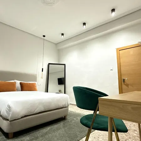 Проживание в семье Valencia, Netflix, 4 Mins Walk To The *