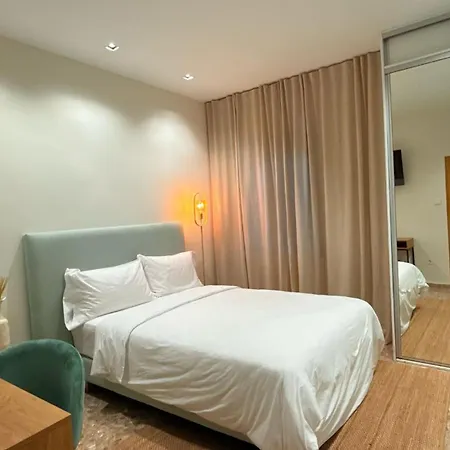 Проживание в семье Valencia, Netflix, 4 Mins Walk To The Валенсия