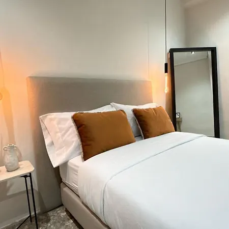 Проживание в семье Valencia, Netflix, 4 Mins Walk To The