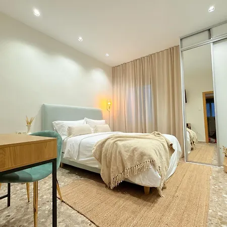 Проживание в семье Valencia, Netflix, 4 Mins Walk To The Валенсия