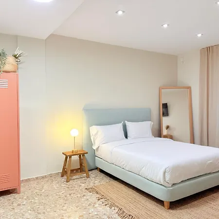Valencia, Netflix, 4 Mins Walk To The Проживание в семье