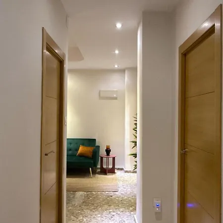 Проживание в семье Valencia, Netflix, 4 Mins Walk To The