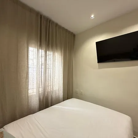 Проживание в семье Valencia, Netflix, 4 Mins Walk To The *