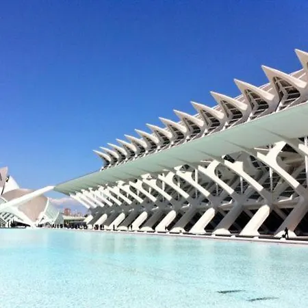 Проживание в семье Valencia, Netflix, 4 Mins Walk To The