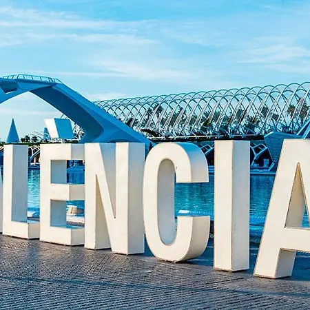 Проживание в семье Valencia, Netflix, 4 Mins Walk To The *