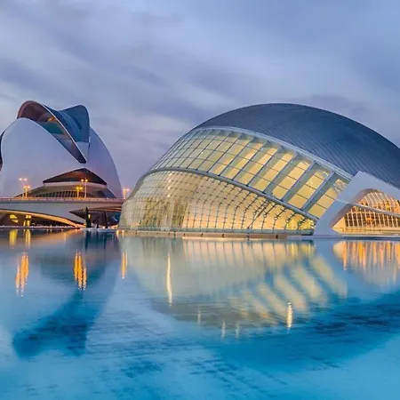 Проживание в семье Valencia, Netflix, 4 Mins Walk To The