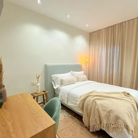 Проживание в семье Valencia, Netflix, 4 Mins Walk To The Валенсия