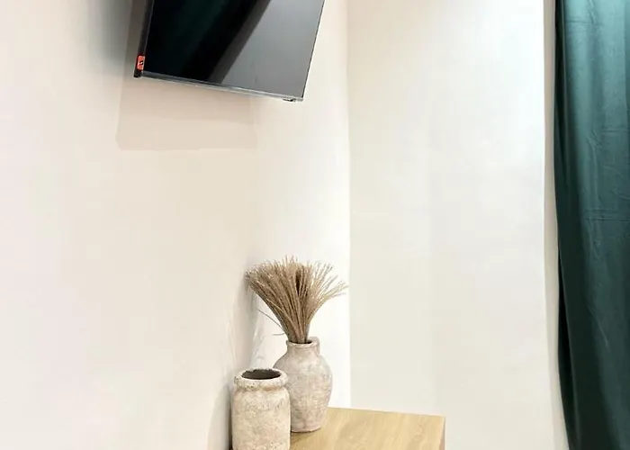 Valencia, Netflix, 4 Mins Walk To The Pansiyon *