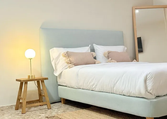 Valencia, Netflix, 4 Mins Walk To The