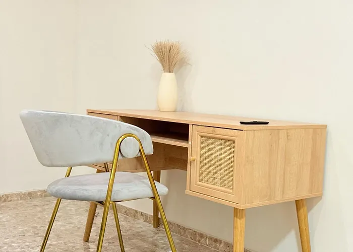 Valencia, Netflix, 4 Mins Walk To The Valensiya