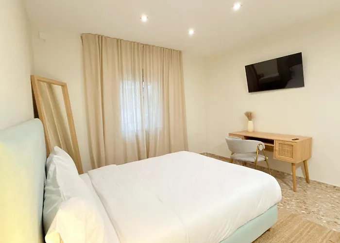 Valencia, Netflix, 4 Mins Walk To The Valensiya
