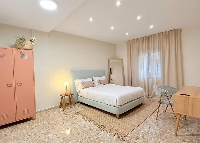 Valencia, Netflix, 4 Mins Walk To The Pansiyon