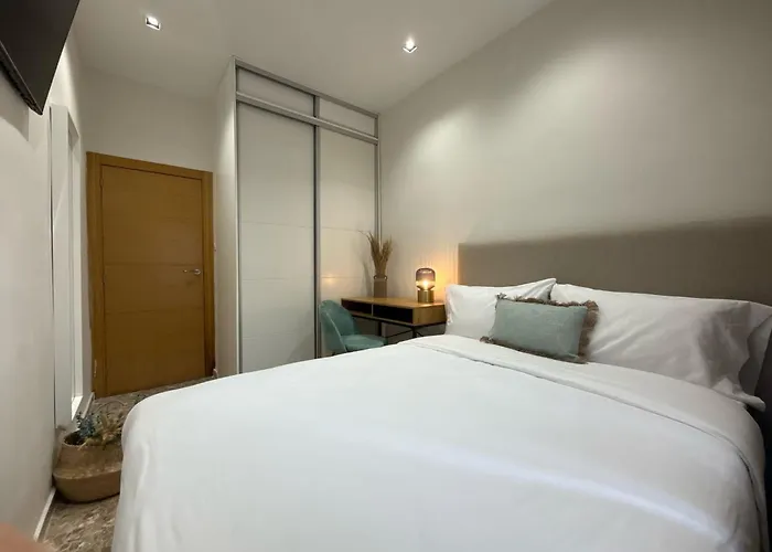Valencia, Netflix, 4 Mins Walk To The Pansiyon *