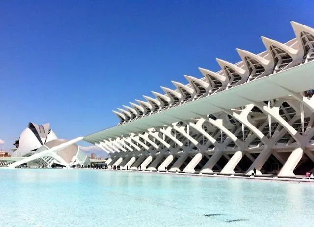 Pansiyon Valencia, Netflix, 4 Mins Walk To The