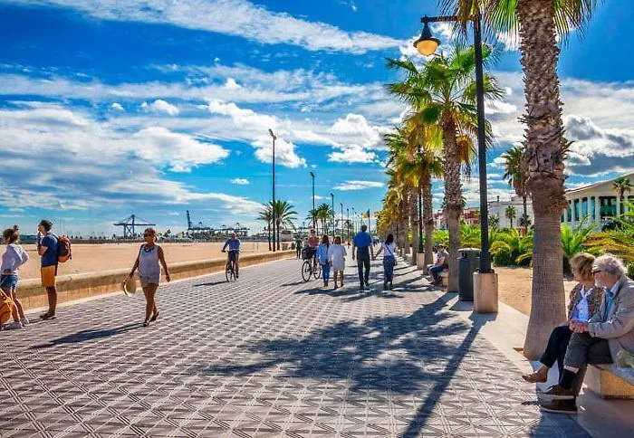 Pansiyon Valencia, Netflix, 4 Mins Walk To The *